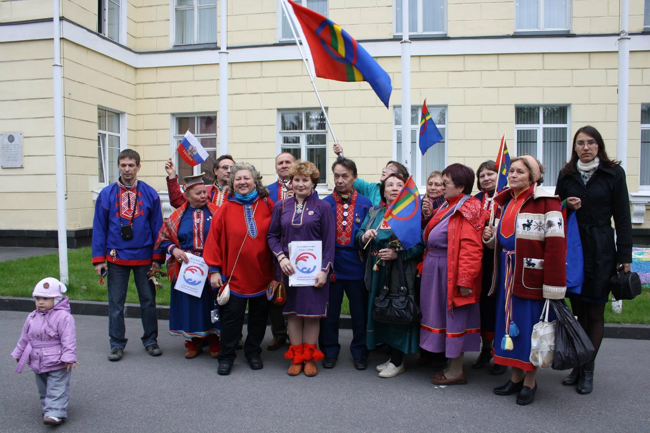Саами в Мурманске у здания Правительства.